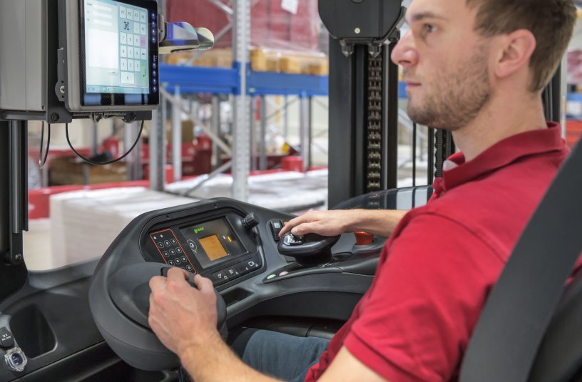 A new type of multifunction lever makes operating the Linde reach trucks even more comfortable. All hydraulic functions are combined in a single control element and there is no need to move the hand up and down. <br> Image source: Linde Material Handling GmbH