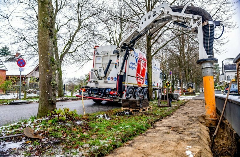Whether it's earthwork, sewerage or drainage work, concrete renovation or root work: the Dino12 performs in hard-to-reach and sensitive areas.<br>IMAGE SOURCE: wyynot GmbH; MTS Saugbagger