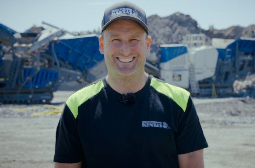 Freddie Erickson, co-owner of Kentas Last & Schakt AB, is convinced: The switch to fully electric operation of the Kleemann plant train was an economically sound decision.<br>IMAGE SOURCE: WIRTGEN GROUP