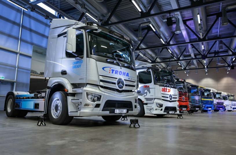 The first eActros are ready to be handed over to the hauliers at the customer centre<br>IMAGE SOURCE: Daimler Truck AG