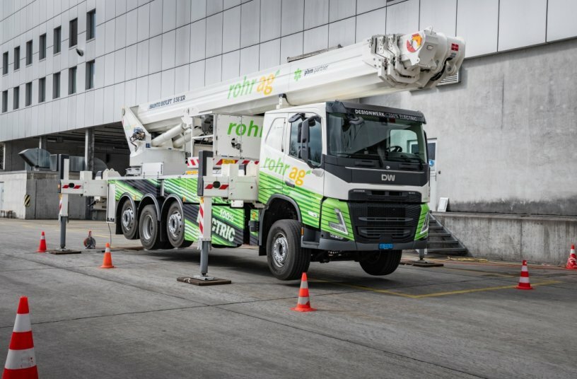 Weltpremiere auf der Bauma 2025: Erster vollelektrischer LKW mit Hubarbeitsbühne und einer Arbeitshöhe von 56 Metern<br>BILDQUELLE: Bronto Skylift