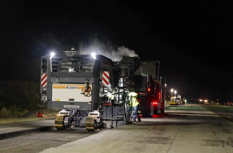 20% of the material removed by the two Wirtgen milling machines was re- used for the new surface layer and laid down with the Vögele paver.<br>IMAGE SOURCE: WIRTGEN GROUP