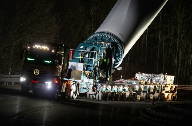 Transports take place both during the day and at night to optimally manage the complex conditions along the route.<br>IMAGE SOURCE: TII Group