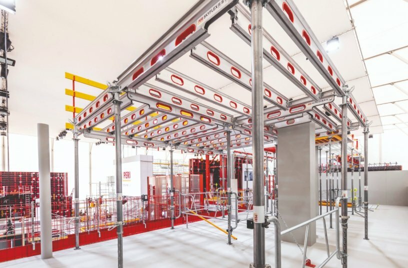 The forward-looking SKYFLEX slab formwork accelerates formwork processes, for instance with the patented drophead for early striking and the small number of props.<br>IMAGE SOURCE: PERI SE