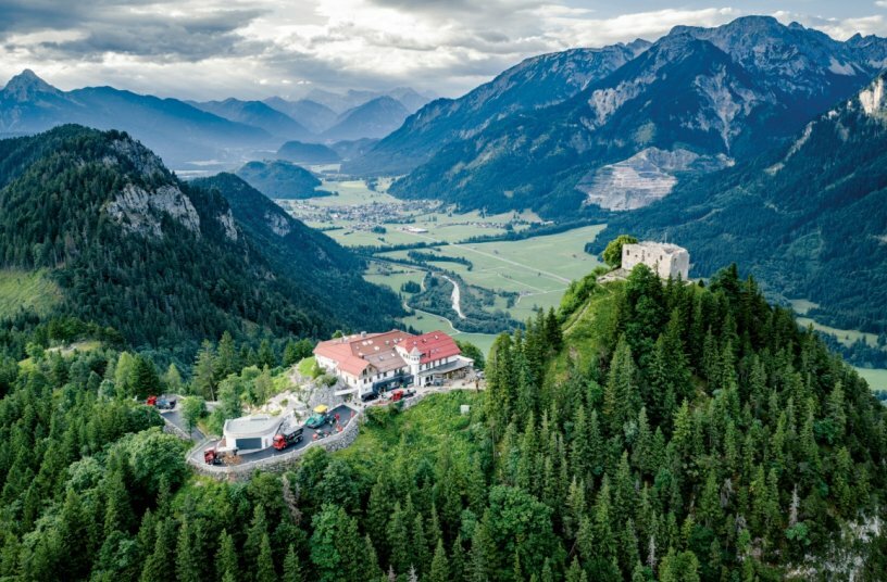 Im Allgäu wurde die Serpentinenstraße zu Deutschlands höchster Burgruine Falkenstein mit drei Wirtgen Group Maschinen erfolgreich erneuert.<br>BILDQUELLE: WIRTGEN GROUP