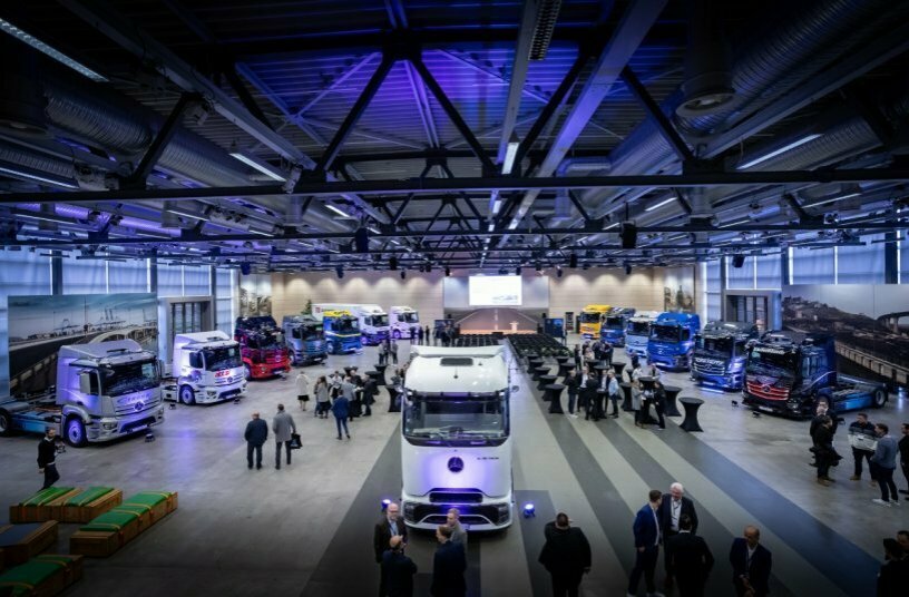 Die ersten eActros stehen im Kundencenter bereit für die Übergabe an die Spediteure<br>BILDQUELLE: Daimler Truck AG