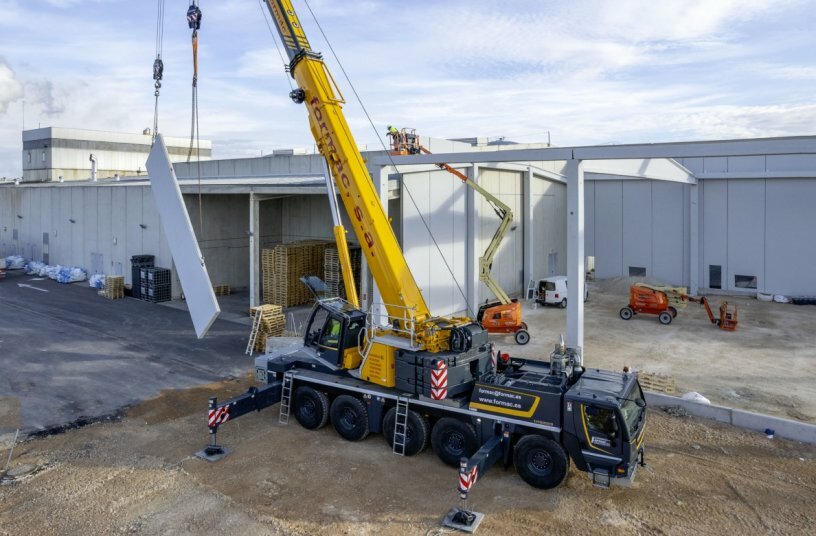 ... and swivelled into a vertical position for assembly.<br>IMAGE SOURCE: Liebherr-Werk Ehingen GmbH