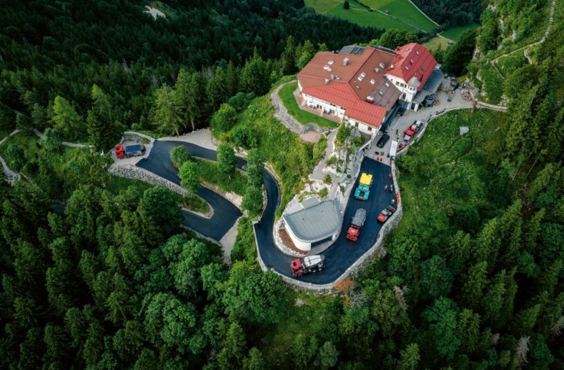 Spitzkehren und steile Anstiege kennzeichnen die schmale Straße zur Burgruine Falkenstein mit zugehörigem Gourmethotel.<br>BILDQUELLE: WIRTGEN GROUP