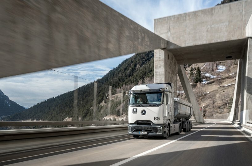 Winter Testing Mercedes-Benz GenH2 Truck in Switzerland<br>IMAGE SOURCE: Daimler Truck AG