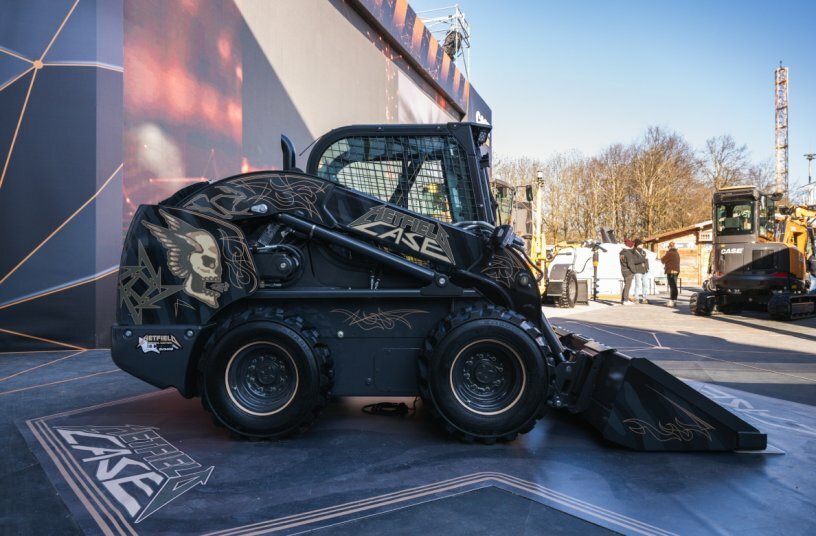CASE Construction Equipment entwirft einen einzigartigen Kompaktlader, inspiriert von James Hetfield, dem Frontmann von Metallica<br>BILDQUELLE: CASE