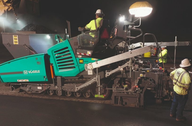 The work on the highway was carried out at night. Light balloons from Vögele ensured maximum visibility on the construction site.<br>IMAGE SOURCE: WIRTGEN GROUP