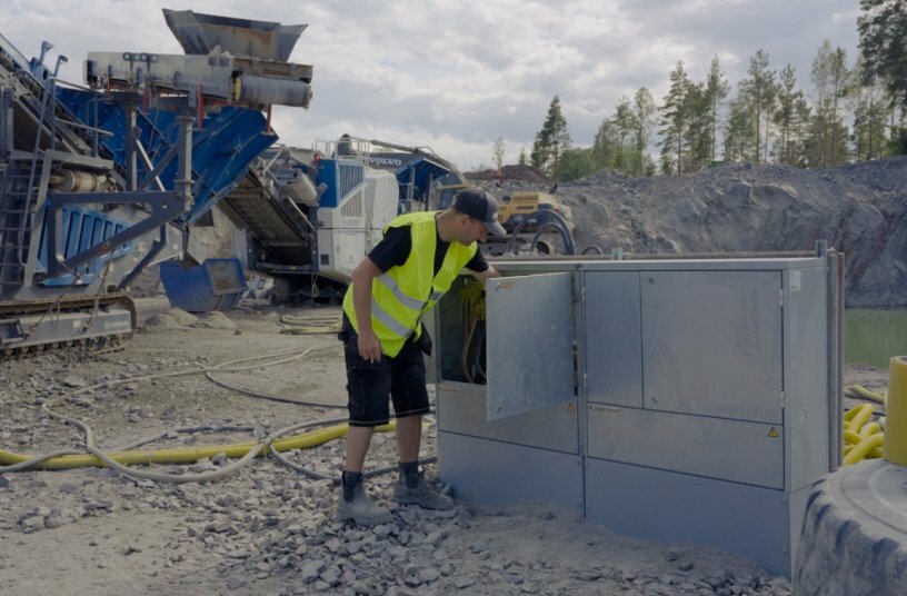 First of all, the plant operator had to invest in the installation of a transformer station and the necessary power supply lines. As soon as the infrastructure was in-place, the all-electric Kleemann plant train began to pay its way in many respects.<br>IMAGE SOURCE: WIRTGEN GROUP