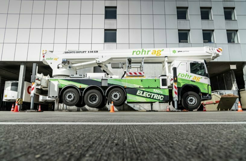 Weltpremiere auf der Bauma 2025: Erster vollelektrischer LKW mit Hubarbeitsbühne und einer Arbeitshöhe von 56 Metern<br>BILDQUELLE: Bronto Skylift