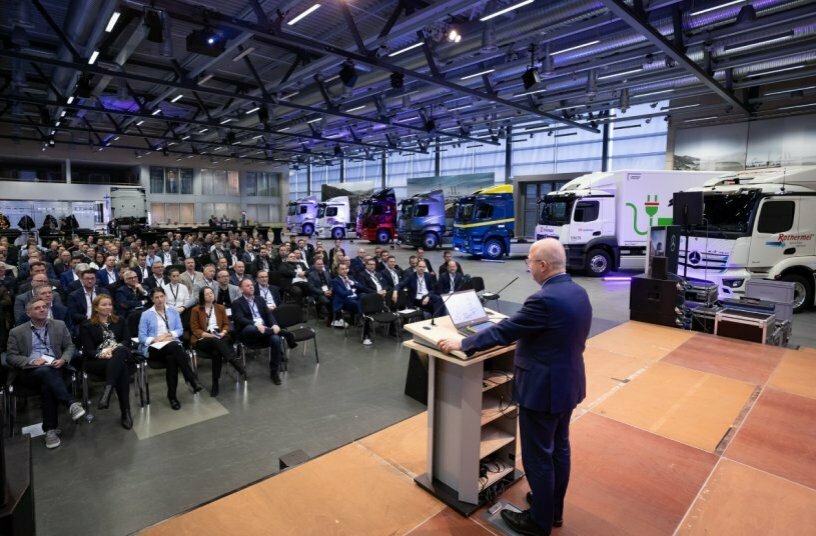 Michael Theurer, Parlamentarischer Staatssekretär beim Bundesminister für Digitales und Verkehr überbrachte ein Grußwort zur Auslieferung der ersten Fahrzeuge<br>BILDQUELLE: Daimler Truck AG