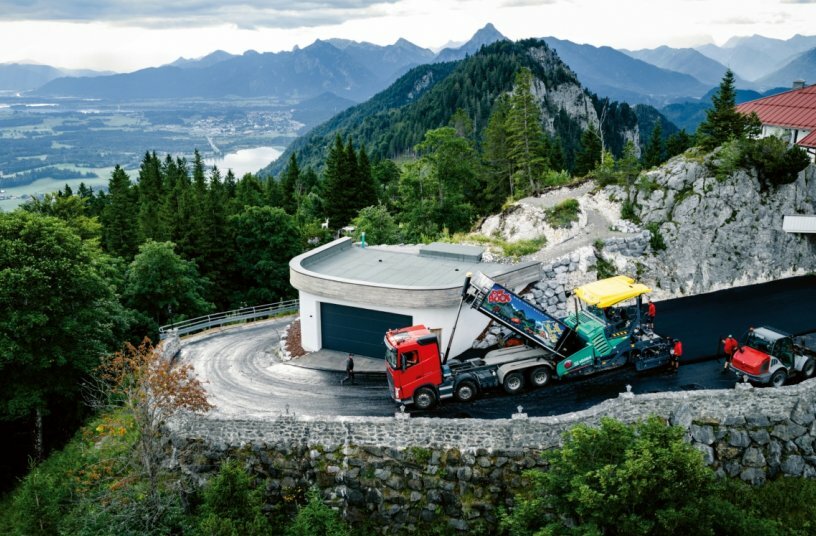 Im Einsatz: Der Vögele Fertiger SUPER 1800-5 X und die Tandemwalzen HD 13 VO und HD 10 VT von Hamm.<br>BILDQUELLE: WIRTGEN GROUP