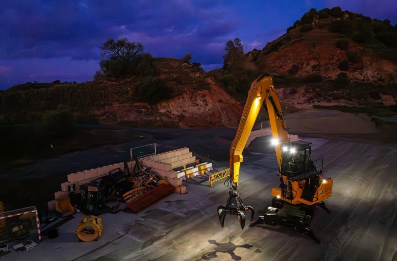 Cat® MH3032 Material Handler<br>IMAGE SOURCE: Caterpillar
