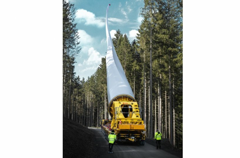 By lifting the rotor blade, obstacles such as trees or infrastructure can be safely cleared. The SCHEUERLE BladeLifter enables blade angles of up to 60 degrees.<br>IMAGE SOURCE: TII Group