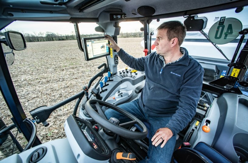 New Holland T5 Dual Command<br>IMAGE SOURCE: New Holland
