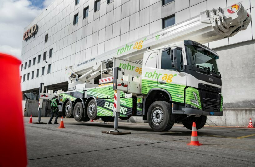 Weltpremiere auf der Bauma 2025: Erster vollelektrischer LKW mit Hubarbeitsbühne und einer Arbeitshöhe von 56 Metern<br>BILDQUELLE: Bronto Skylift