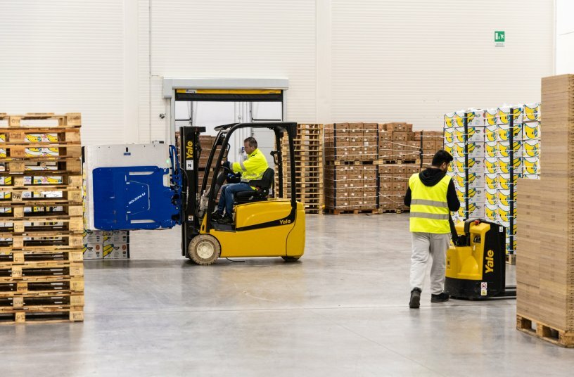 Efficient Yale® fleet helps keep fruit fresh at Chiquita<br>IMAGE SOURCE: Yale