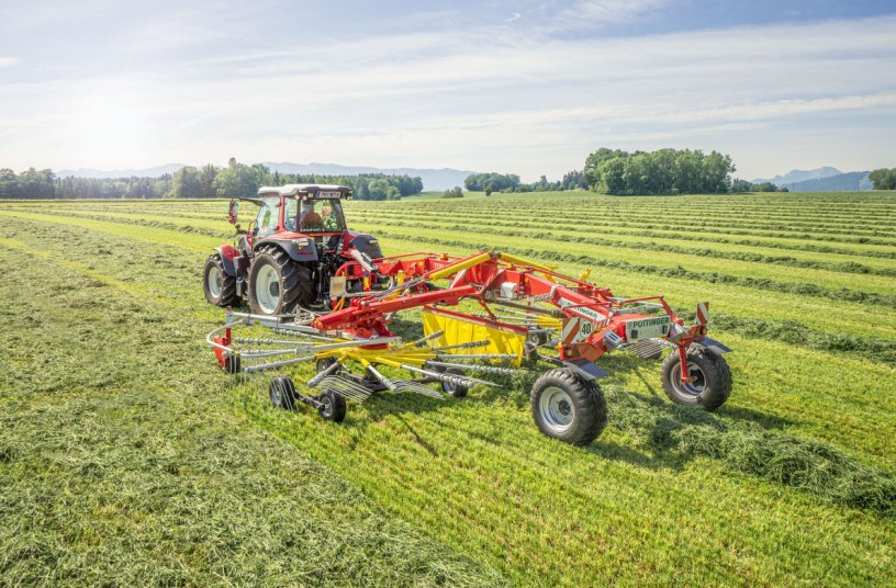 The new TOP 882 C centre-swath rake demonstrates its full capabilities with job-specific working widths<br>IMAGE SOURCE: PÖTTINGER Landtechnik GmbH