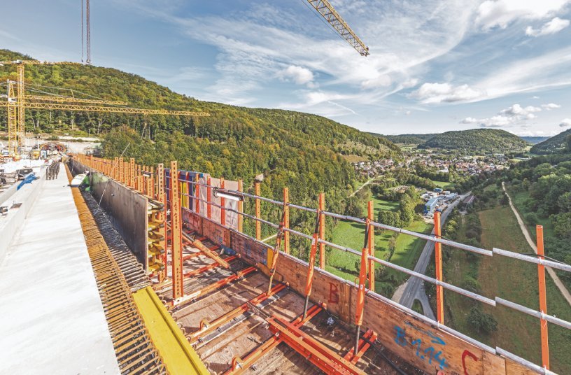 The working platforms were kept available along the entire length of the bridge so that the parapet could be constructed in sections on the eastern superstructure. The project-specific VARIOKIT solution from the PERI engineers took the additional assembly and finishing platform applications into consideration.<br>IMAGE SOURCE: PERI SE
