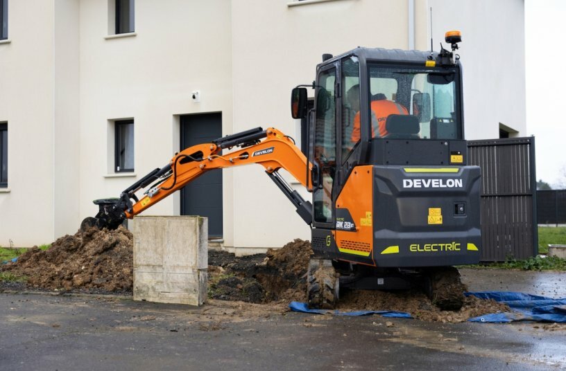 DEVELON Launches New DX23E-7 Electric Mini-Excavator<br>IMAGE SOURCE: DEVELON