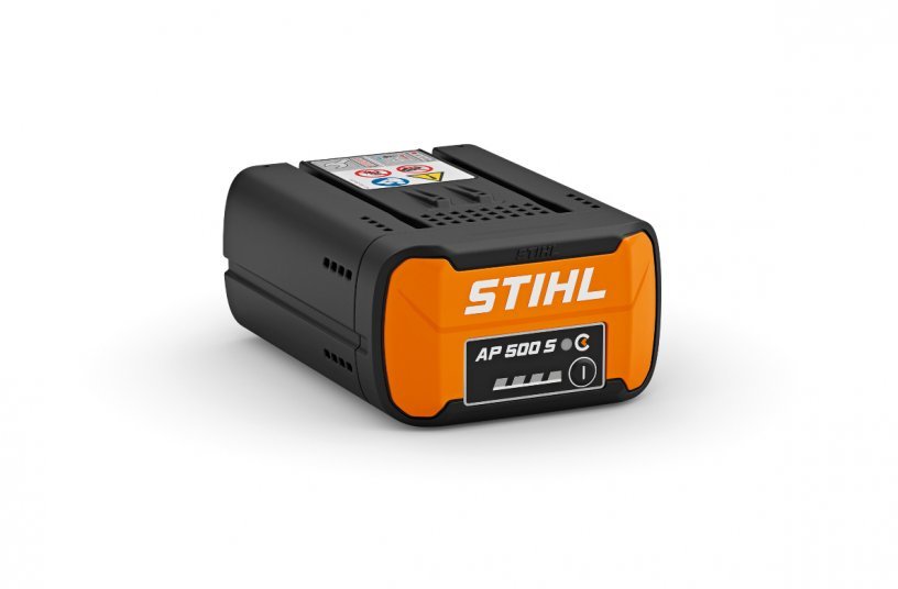 The new STIHL AP 500 S battery with innovative technology power-supplies the STIHL MSA 300 cordless professional chainsaw. It also impresses by doubling the number of allowed charging cycles, thus significantly increasing the service life compared to conventional Li-ion batteries.<br>IMAGE SOURCE: STIHL