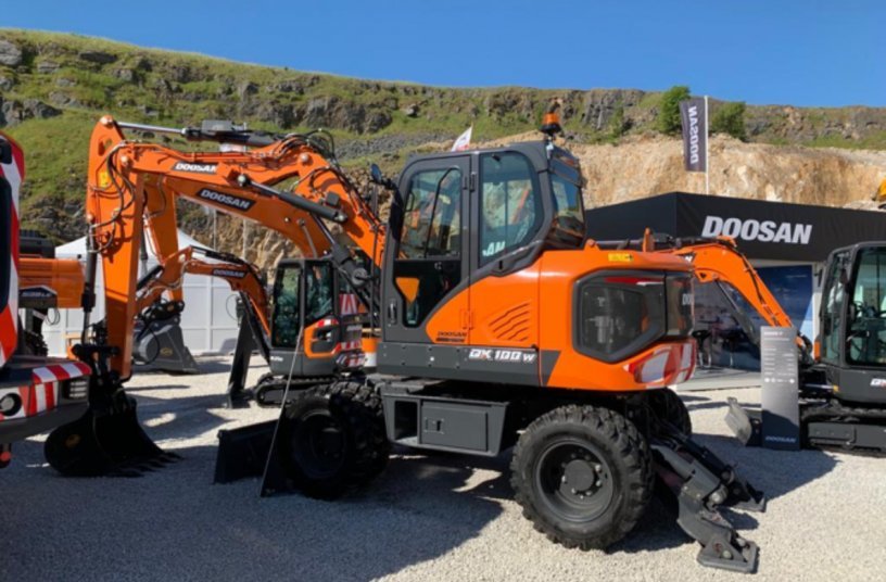 New DX100W-7 wheeled mini-excavator<br>IMAGE SOURCE: DOOSAN INFRACORE EUROPE S.R.O.