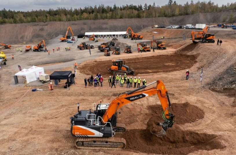 Much applause: The live demonstration of the Real-X system attracted a lot of attention, as it showed how precisely AI-supported, autonomous excavation technology works.<br>IMAGE SOURCE: DEVELON