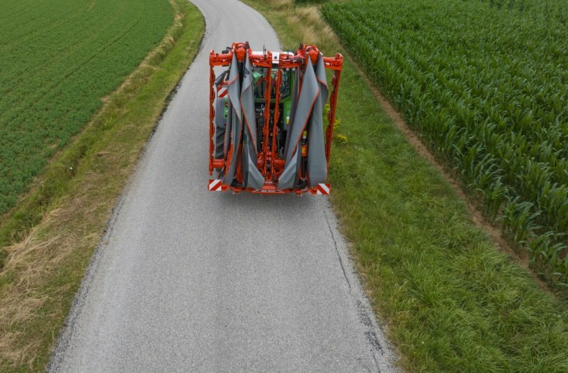 Angebauter 4-teiliger Scheibenmäher GMD 15030<br>BILDQUELLE: KUHN SAS