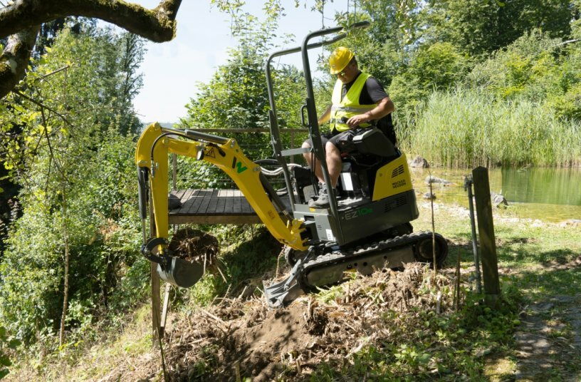 The EZ10e from Wacker Neuson enables locally emission-free and particularly quiet working—ideal for applications in sensitive environments, inner-city areas, or in gardening and landscaping.<br>IMAGE SOURCE: Wacker Neuson SE
