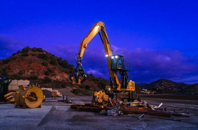 Cat® MH3032 Material Handler<br>IMAGE SOURCE: Caterpillar