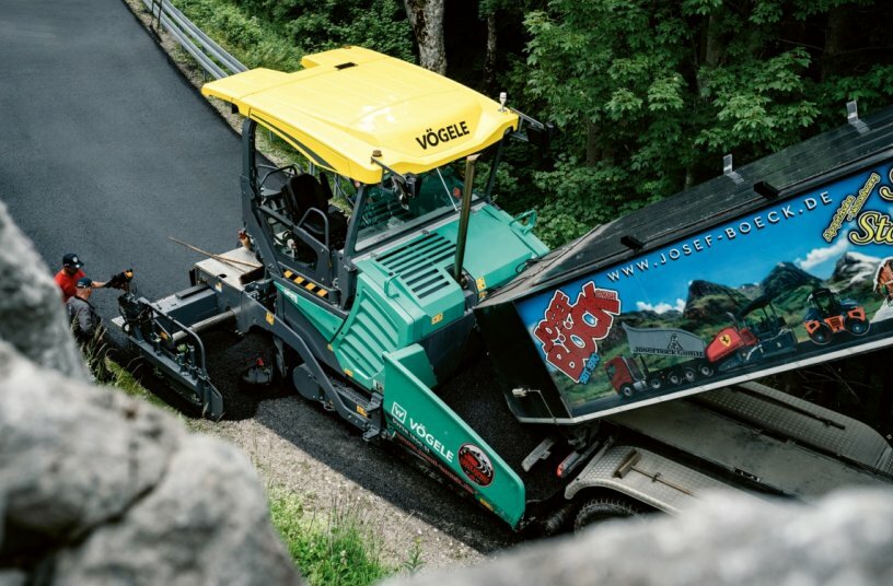 Der Vögele Straßenfertiger und die Hamm Walzen mussten absolut präzise durch die enge Serpentine gesteuert werden, um ein optimales Ergebnis zu erhalten.<br>BILDQUELLE: WIRTGEN GROUP