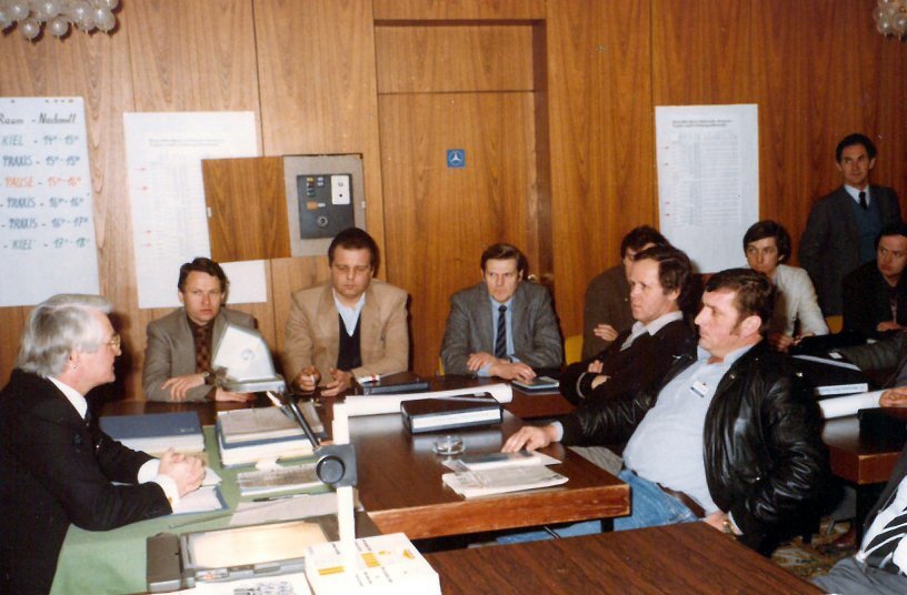 VDBUM-Veranstaltung im Jahr 1977: Der junge Zuhörer, der links  neben dem Referenten Platz genommen hat, ist der heutige VDBUMEhrenvorstand Udo Kiesewalter. <br> Bildquelle: VDBUM