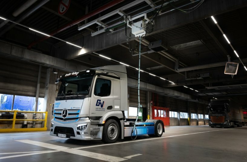 Refuelling directly at the unloading zone with an eActros from Große Vehne. A special technical feature is the fast-charging point with movable ceiling unit<br>IMAGE SOURCE: Daimler Truck AG