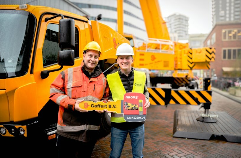 Twan Mathijssen, crane driver at Gaffert (left); Niek Brabers, Manitowoc sales manager in the Netherlands (right).<br>IMAGE SOURCE: Manitowoc