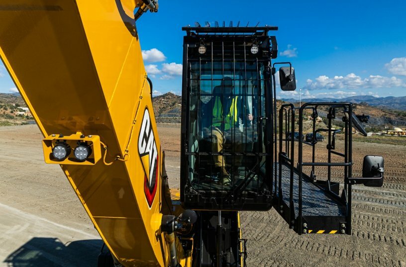 Cat® MH3032 Material Handler<br>IMAGE SOURCE: Caterpillar