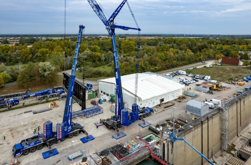 After being lifted by four mobile cranes, the...<br>IMAGE SOURCE: Liebherr-Werk Ehingen GmbH