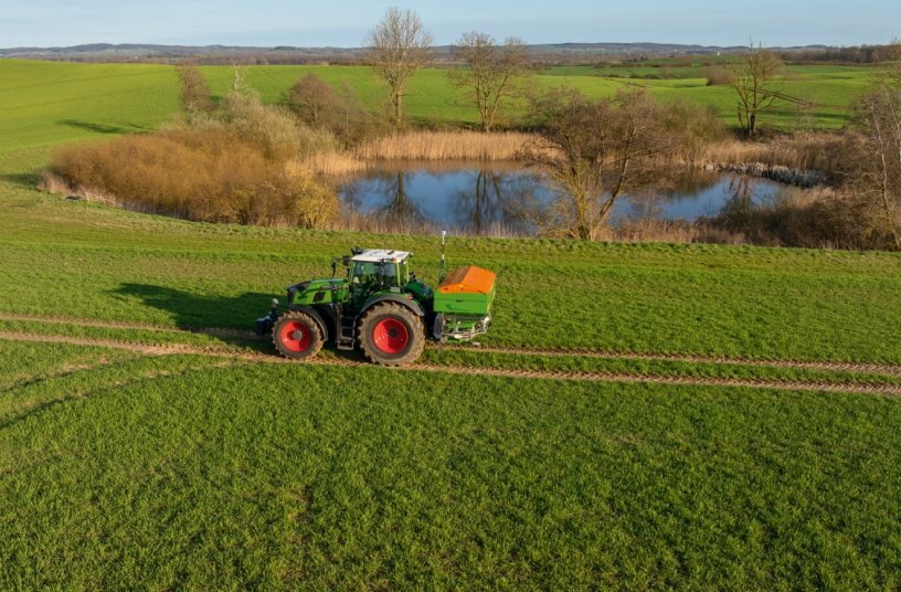 Intuitive und variable Einstellung des Grenzstreuens. Einfach gewünschtes Ergebnis eingeben und losfahren.<br>BILDQUELLE: AMAZONEN-WERKE H. DREYER SE & Co. KG