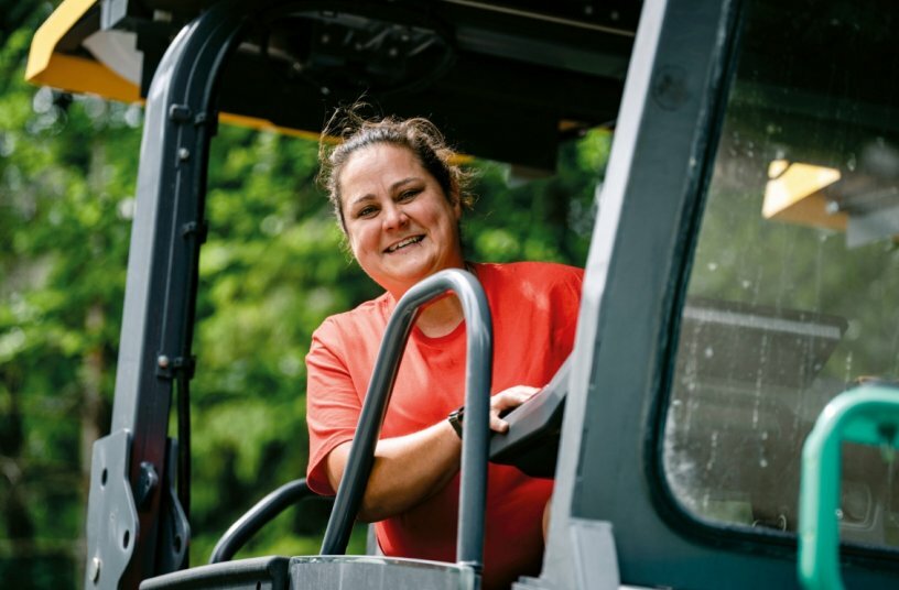Paver operator Tatjana Drexler benefits from the optimal overview, sensitive steering via SmartWheel  and precise screed width adjustment of the Vögele road paver during paving.<br>IMAGE SOURCE: WIRTGEN GROUP