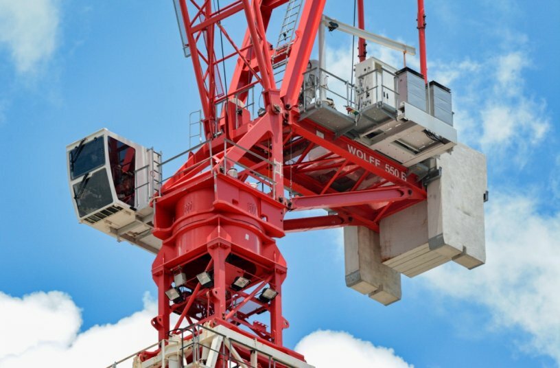 The WOLFF 550 B is not only powerful and fast; it is also the first WOLFF crane to come standard with a flexibly mountable cabin – a plus for construction site planning.<br>IMAGE SOURCE: WOLFFKRAN International AG