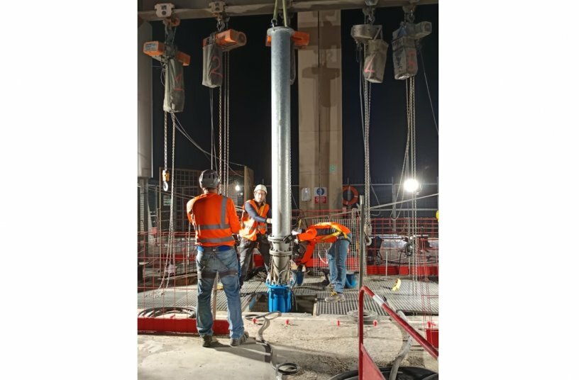 Montage einer Rohrverlängerung für 21 Meter Höhendistanz.<br>BILDQUELLE: Tsurumi