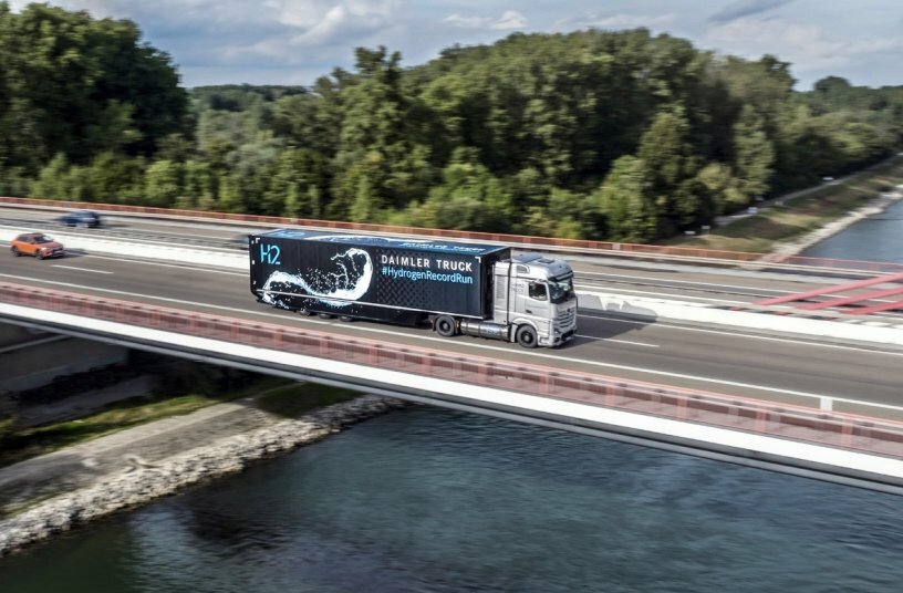 Daimler Truck successfully demonstrates development objective of 1000+ km range with hydrogen truck.<br>IMAGE SOURCE: Daimler Truck AG