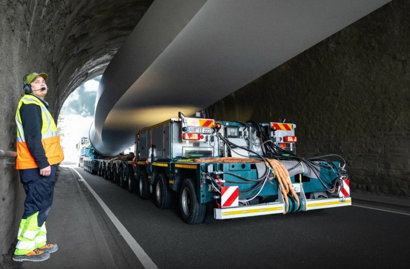 Precision down to the millimetre: Passing under bridges and through narrow sections requires exact coordination between all team members.<br>IMAGE SOURCE: TII Group