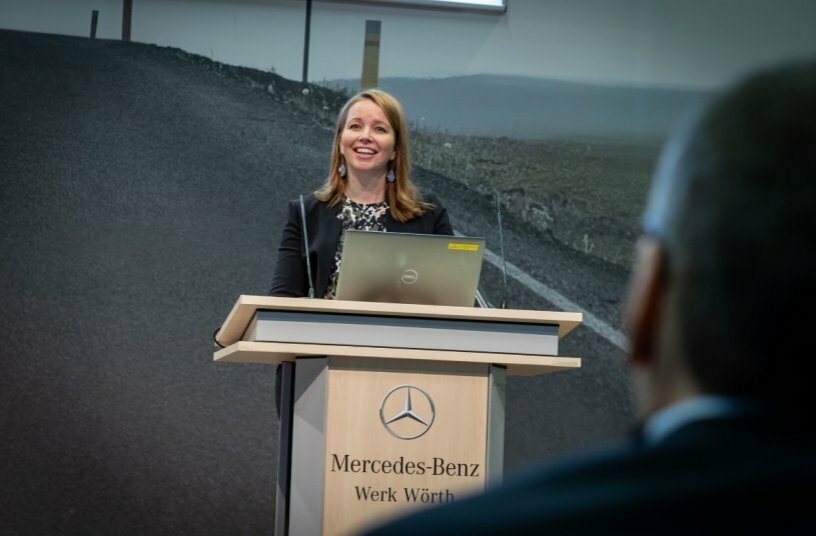 Stina Fagerman, Leiterin Marketing, Vertrieb und Services, begrüßt Logistikpartner im Mercedes-Benz Werk Wörth und gibt den Startschuss für die Elekrifizierung der Inboundlogistik für den Lkw Produktionsstandort.<br>BILDQUELLE: Daimler Truck AG