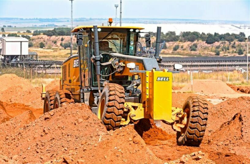 Die Automatisierung spielte bei der Entwicklung des Bell Motor-Graders eine Schlüsselrolle und ermöglicht es dem Bediener, sich auf das präzise Planieren zu konzentrieren, während er von einer verbesserten Kraftstoffeffizienz und einer längeren Lebensdauer der Komponenten profitiert.<br>BILDQUELLE: Bell Equipment