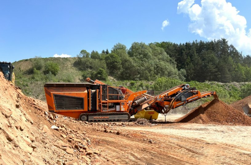 Efficient processing with the R1000S crusher – GK processes an average of 230 tons of C&D waste per hour, producing a clean 0/63mm (minus 2 ½ inch) end product.<br>IMAGE SOURCE: Rockster Austria International GmbH