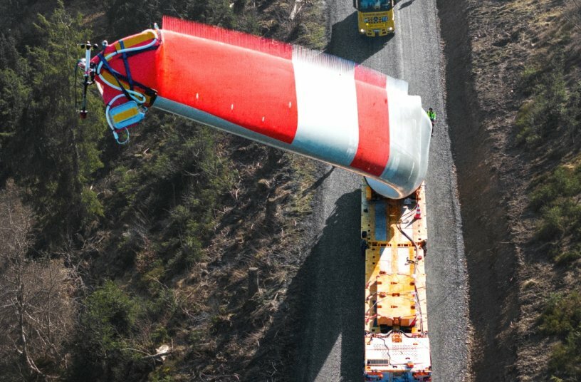 86-metre rotor blades through serpentines, narrow village roads and changing elevations: Three SCHEUERLE BladeLifter in operation for wind farm project in Germany<br>IMAGE SOURCE: TII Group