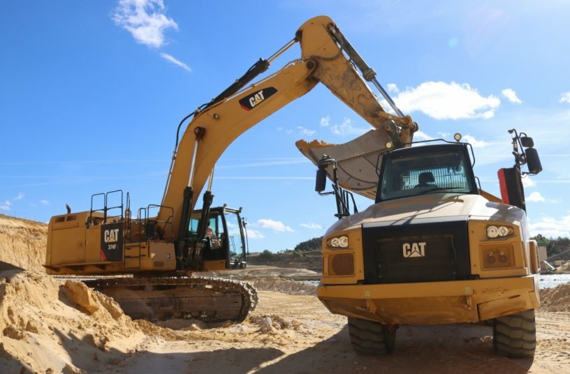 Ein Cat Kettenbagger 374 FL ist im Trockenabbau beschäftigt, den stark verfestigten Sandstein zu lösen und zu verladen.<br>BILDQUELLE: Zeppelin Baumaschinen GmbH